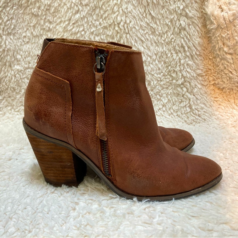 Kelsi Dagger brown leather zip bootie size 9.5
